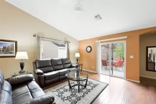 Photo #4: 2421989 Listing