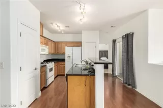 Photo #5: 2422018 Listing 