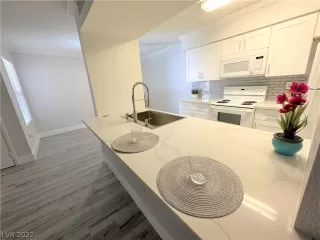 Photo #3: 2422169 Listing