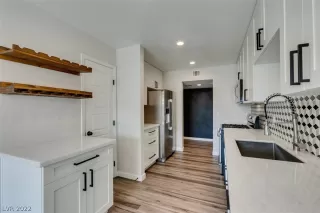 Photo #2: 2422446 Listing 