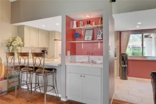 Photo #5: 2422854 Listing