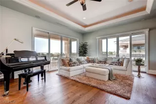 Photo #3: 2422986 Listing