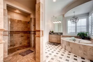 Photo #6: 2422986 Listing