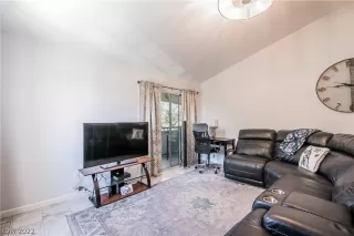 Photo #3: 2423956 Listing