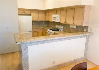 Photo #5: 2425753 Listing