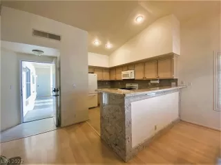 Photo #6: 2425753 Listing