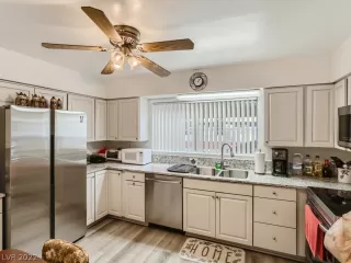 Photo #4: 2425762 Listing