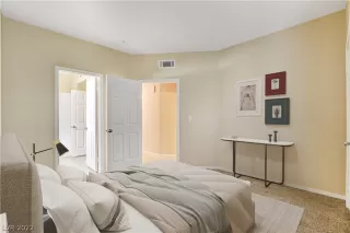 Photo #5: 2425827 Listing