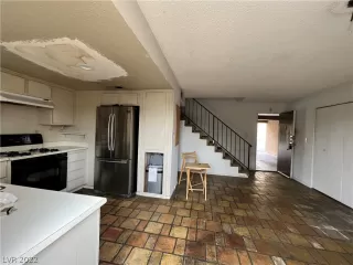 Photo #3: 2425832 Listing