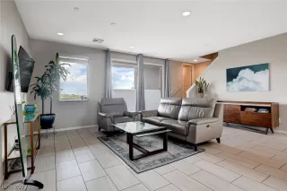 Photo #5: 2425932 Listing