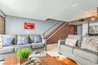 Photo #5: 2425960 Listing