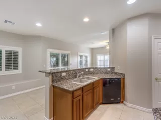 Photo #5: 2425968 Listing 