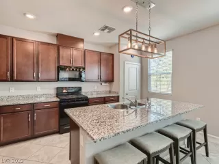 Photo #5: 2426333 Listing