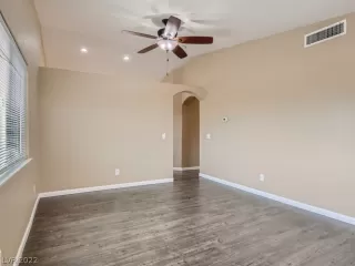 Photo #4: 2426347 Listing