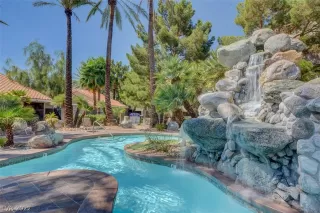 Photo #3: 2426748 Listing