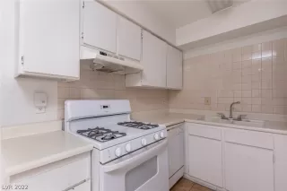 Photo #6: 2426903 Listing