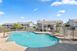 Photo #5: 2426927 Listing