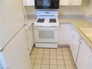 Photo #5: 2426937 Listing 