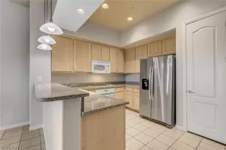 Photo #5: 2426965 Listing