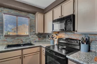 Photo #5: 2427003 Listing