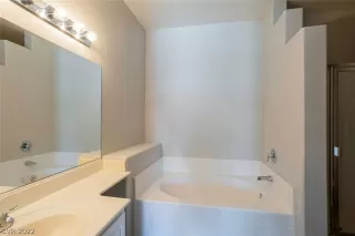 Photo #3: 2427043 Listing