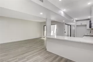 Photo #5: 2427421 Listing