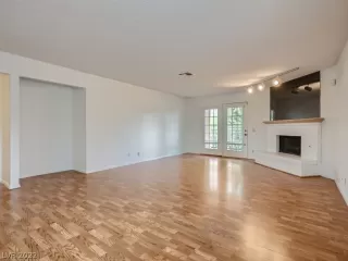 Photo #6: 2427667 Listing