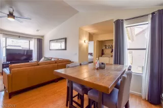 Photo #4: 2427691 Listing