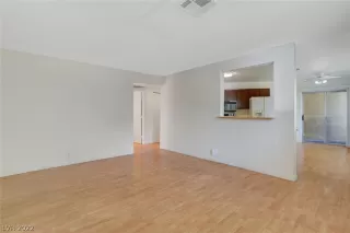 Photo #3: 2427698 Listing