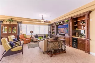 Photo #5: 2427904 Listing