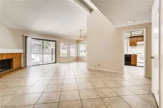 Photo #4: 2427965 Listing