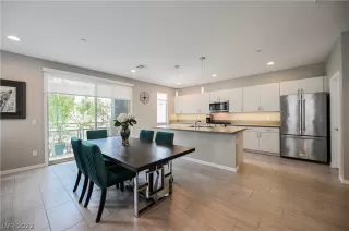 Photo #5: 2428194 Listing