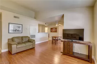 Photo #5: 2428353 Listing