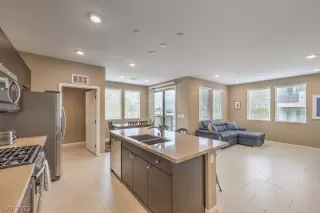 Photo #4: 2428395 Listing