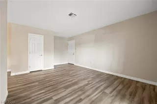 Photo #3: 2428434 Listing