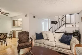 Photo #5: 2428683 Listing 