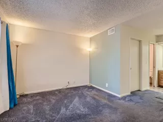 Photo #5: 2428753 Listing