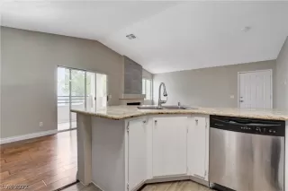 Photo #4: 2428790 Listing