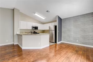 Photo #5: 2428790 Listing