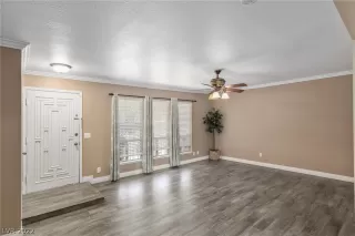 Photo #4: 2428898 Listing