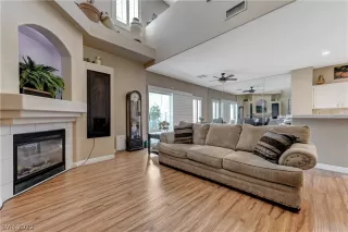 Photo #6: 2428971 Listing