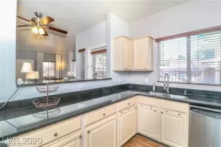 Photo #4: 2428972 Listing