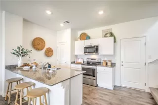 Photo #5: 2429098 Listing