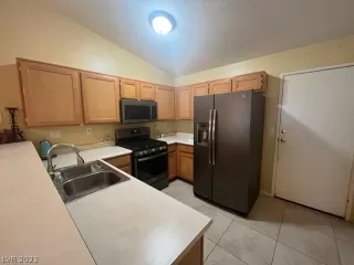 Photo #4: 2429331 Listing 