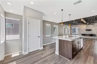 Photo #3: 2429378 Listing