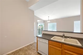 Photo #4: 2429693 Listing