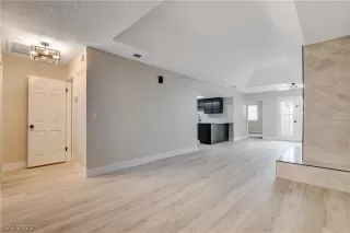 Photo #4: 2429818 Listing