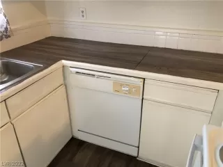 Photo #5: 2429901 Listing 