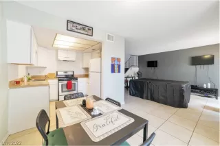 Photo #6: 2429925 Listing