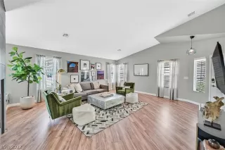 Photo #4: 2430158 Listing 